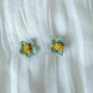 Oorknopjes met kleine bloem van polymeerklei