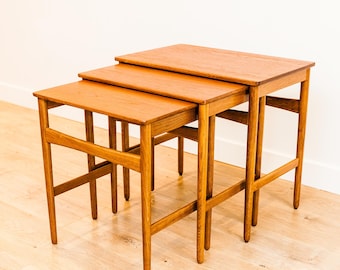 Mesas nido danesas originales de mediados de siglo, de teca y roble, de Hans Wegner