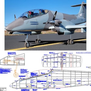 Könnte beinhalten: Ein grau-getarntes Flugzeug mit zwei Propellern und einem transparenten Cockpit. Das Flugzeug steht auf einer Landebahn. Baupläne der Flugzeugstruktur sind darunter abgebildet.