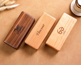 Abitur Geschenk Brillenetui - Personalisierte Sonnenbrillenbox aus Holz mit Namen - Klasse von 2026 Andenken