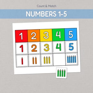 Könnte beinhalten: Ein Count & Match Numbers 1-5 Lernblatt mit einem Raster aus farbigen Quadraten, Zahlen und Stiftillustrationen. Die obere Reihe zeigt die Zahlen 1-5 in Rot, Orange, Gelb, Grün und Blau. Ein separates Quadrat mit vier grünen Stiften befindet sich darunter.