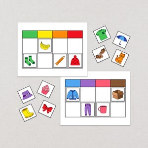 Può includere: Due grafici educativi con codice colore con schede illustrate corrispondenti. I grafici presentano caselle colorate con immagini di banana, calzini, matita, cappello, cupcake, fiocco, giacca, pantaloni e tazza. Schede aggiuntive includono una maglietta, ombrello, scarpe e un gatto.