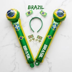 Puede incluir: Dos bastones de animaci&oacute;n inflables verdes y amarillos con extremos de bal&oacute;n de f&uacute;tbol, el texto BRASIL y el logo CBF. Incluye una diadema verde con dos peque&ntilde;as antenas de bandera de Brasil y dos peque&ntilde;os tatuajes temporales cuadrados.