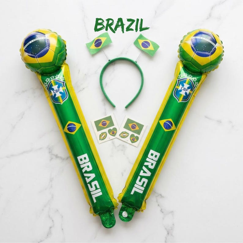 Puede incluir: Dos bastones de animaci&oacute;n inflables verdes y amarillos con extremos de bal&oacute;n de f&uacute;tbol, el texto BRASIL y el logo CBF. Incluye una diadema verde con dos peque&ntilde;as antenas de bandera de Brasil y dos peque&ntilde;os tatuajes temporales cuadrados.