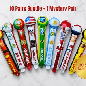 Puede incluir: Un paquete de diez bastones inflables de animaci&oacute;n con varias banderas nacionales y nombres de pa&iacute;ses como Alemania, M&eacute;xico, Portugal, EE. UU., Brasil, Argentina, Inglaterra, Pa&iacute;ses Bajos y B&eacute;lgica, con el texto 10 Pairs Bundle 1 Mystery Pair.