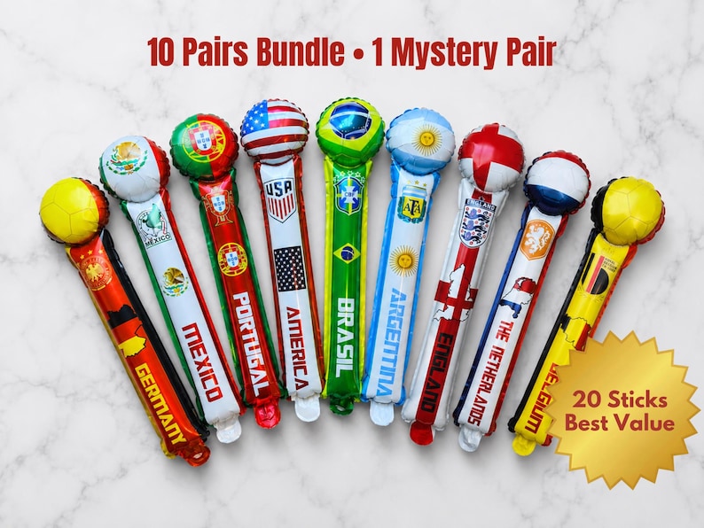 Puede incluir: Un paquete de diez bastones inflables de animaci&oacute;n con varias banderas nacionales y nombres de pa&iacute;ses como Alemania, M&eacute;xico, Portugal, EE. UU., Brasil, Argentina, Inglaterra, Pa&iacute;ses Bajos y B&eacute;lgica, con el texto 10 Pairs Bundle 1 Mystery Pair.