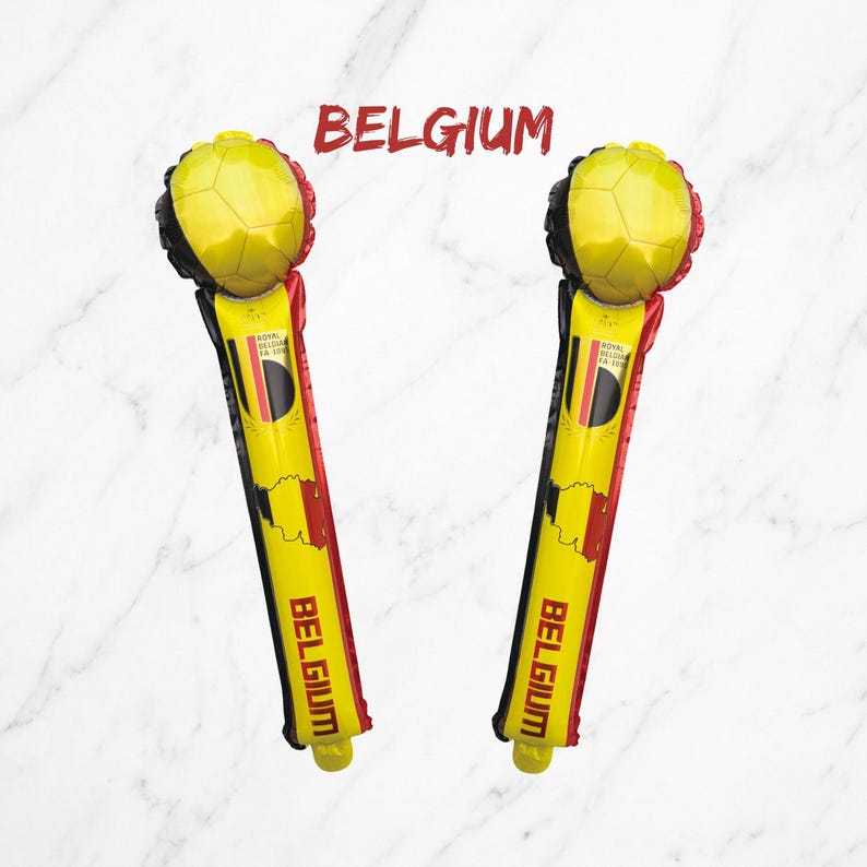 Puede incluir: Dos bastones de animaci&oacute;n inflables con el texto BELGIUM en la parte superior e inferior. Cada bast&oacute;n es amarillo con detalles en negro y rojo, mostrando un gr&aacute;fico de bal&oacute;n de f&uacute;tbol, un mapa de B&eacute;lgica y el texto ROYAL BELGIAN FA 1895.