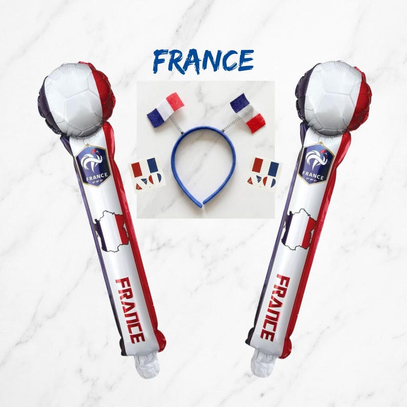 Puede incluir: Dos palos inflables con un bal&oacute;n de f&uacute;tbol en la parte superior, la bandera francesa, el logotipo de France FFF y el texto FRANCE. Se incluyen una diadema azul con dos banderas francesas sobre muelles y dos pegatinas cuadradas peque&ntilde;as.