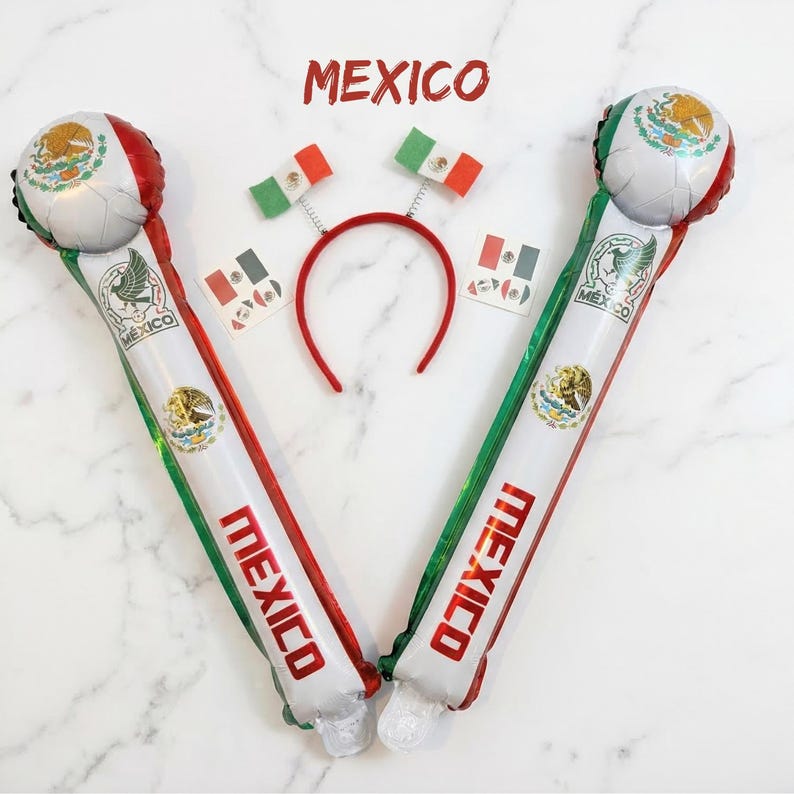 Puede incluir: Dos bastones de animaci&oacute;n inflables con los colores de la bandera de M&eacute;xico, la palabra MEXICO en rojo y un gr&aacute;fico de bal&oacute;n de f&uacute;tbol en la parte superior. Incluye una diadema roja con dos peque&ntilde;as banderas mexicanas y dos pegatinas.