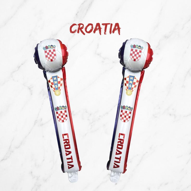 Puede incluir: Dos palos de animaci&oacute;n inflables con los colores rojo, blanco y azul de la bandera croata. Cada palo est&aacute; rematado con un dise&ntilde;o de bal&oacute;n de f&uacute;tbol y muestra el texto CROATIA, el logotipo HNS y el escudo de armas croata en rojo y blanco.