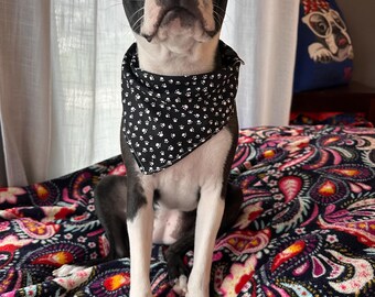 Bandana branca com estampa de pata de cachorro, tamanho médio, para animais de estimação, com fecho ajustável de pressão.