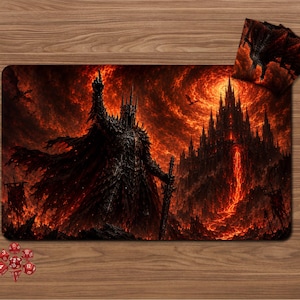 Pode incluir: Um tapete de jogo retangular com uma figura de armadura escura segurando uma espada diante de um castelo gótico imponente em uma paisagem de fogo e lava, acompanhado por uma pequena pilha de porta-copos e um conjunto de dados vermelhos.