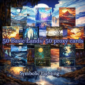 Puede incluir: Una colección de 50 tierras básicas y 50 cartas proxy, cada una con arte de paisaje único. Las cartas muestran varios entornos, incluyendo montañas, bosques y pantanos, con el texto "50 Basic Lands/50 proxy cards" y "Symbolic Lighting".
