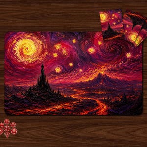 Pode incluir: Um tapete de jogo retangular com um céu noturno vibrante e rodopiante em tons de vermelho, laranja e roxo, apresentando um castelo escuro e uma paisagem de montanha vulcânica. Inclui três cartas retangulares a condizer e sete dados poliédricos vermelhos.