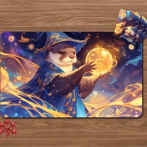 以下が含まれることがあります： 魔法使いの姿をしたカワウソが光るオーブを持つファンタジーテーマのプレイマット。星と渦巻く青と金の要素を持つ宇宙の背景があります。お揃いのカードスリーブと赤いサイコロのセットが含まれています。