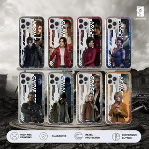 Può includere: Otto cover trasparenti per telefono con i personaggi di Resident Evil Leon, Claire, Ada, Jill, Chris, Ethan, Grace e Ashley. Ogni cover mostra un ritratto, il nome in testo verticale e un design geometrico del bordo con fori per fotocamera.