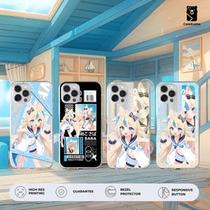 Pode incluir: Quatro capas de telefone com designs de personagens em estilo anime. As capas apresentam uma garota loira em um traje de marinheiro. As capas têm fundos diferentes, incluindo padrões azuis e brancos e texto japonês. A marca "Casekuma" é visível.