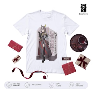 Op de afbeelding: Wit T-shirt met een anime-stijl illustratie van een personage in een zwart en grijs outfit met rode accenten. De tekst "JOURNEY" en "Dream ドリームジャーニー" zijn verticaal gedrukt. Op het shirt staat "Front".