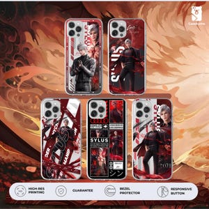 Può includere: Una collezione di custodie per telefoni con vari design. Le custodie presentano immagini di una persona con capelli argentati in un completo nero, con la parola "SYLUS" e altro testo in rosso e bianco. Le custodie hanno un bordo trasparente.