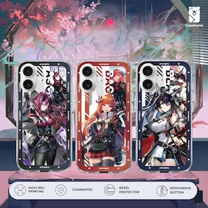 Puede incluir: Tres fundas para teléfono con ilustraciones de personajes de estilo anime. Cada funda presenta un personaje diferente en colores vibrantes, sobre un fondo con el texto "Arknights". Las fundas tienen un borde transparente y están etiquetadas con características como "Impresión de alta resolución".