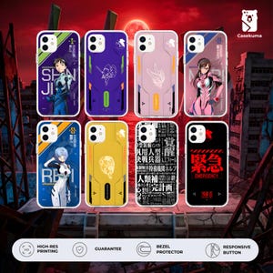 以下が含まれることがあります： アニメスタイルのキャラクターデザインと日本語のテキストが特徴の携帯電話ケースのコレクション。ケースは、紫、ピンク、黄色、黒など、さまざまな色を特徴とし、詳細なイラストと赤い「Emergency」という単語が特徴です。