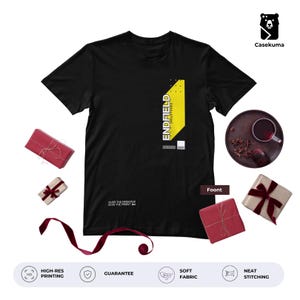 Op de afbeelding: Een zwart t-shirt met korte mouwen en een verticale gele afbeelding op de borst met de tekst ENDFIELD INDUSTRIES. Het shirt toont ook de tekst OVER THE FRONTIER INTO THE FRONT bij de onderste zoom. Het ontwerp bevat kleine stippen.