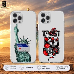 Op de afbeelding: Twee doorzichtige smartphonehoesjes met grafische ontwerpen. Het linkerhoesje toont het Vrijheidsbeeld met een gepixelde hand en drie gestapelde computerfoutmeldingen met de tekst End process. Het rechterhoesje toont een rood, zwart en wit slang.