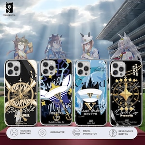 Pode incluir: Quatro capas de telemóvel com ilustrações e texto em estilo anime. As capas apresentam designs com detalhes dourados, bússolas e texto japonês. As capas têm as palavras "NEXT JOURNEY", "Norigos", "Grand" e "Oguri Cap".