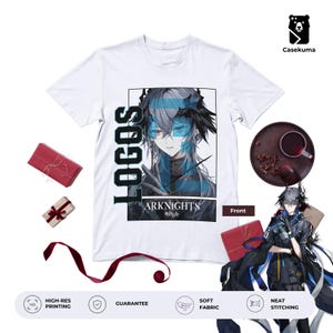 Op de afbeelding: Wit T-shirt met een afbeelding van een anime-personage met blauwe en grijze accenten. Het woord "LOGOS" staat verticaal aan de linkerkant. De tekst "ARKNIGHTS" staat onder het personage. Het shirt wordt gepresenteerd met cadeaus en een drankje.