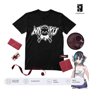 Op de afbeelding: Zwart T-shirt met een witte "NIKU" afbeelding boven een schedel en gekruiste botten ontwerp. De afbeelding bevat geschenkdozen en een lint. Het "Casekuma" logo is ook zichtbaar. Zachte stof.