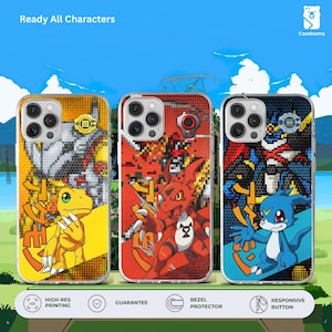 Peut inclure: Trois coques de téléphone avec des motifs de personnages pixelisés colorés. Les coques présentent un code couleur jaune, rouge et bleu avec du texte japonais. Les coques portent le texte "Ready All Characters" en haut et la marque "Casekuma" en haut à droite.