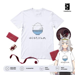 Op de afbeelding: Wit T-shirt met een cartoon illustratie van een kom rijst en de Japanse tekst "はらはちぶんめ". Het shirt heeft ook het "Casekuma" logo. Het ontwerp is bedrukt met hoge resolutie print en zachte stof.
