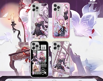 Pode incluir: Quatro capas para smartphone com ilustrações de personagens estilo anime com cabelo rosa e roupas escuras. Os designs incluem elementos de texto como Evernight, Flame of Time e Chrysos Heir sobre um fundo com espelho e vela.