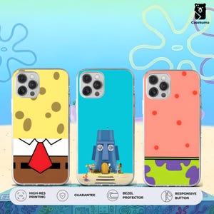 Puede incluir: Tres fundas para teléfono con diseños de personajes de dibujos animados. Una es amarilla con manchas marrones y un diseño de camisa blanca y corbata roja. Otra es turquesa con un diseño de estatua azul. La tercera es rosa con lunares rojos y detalles verdes y morados.