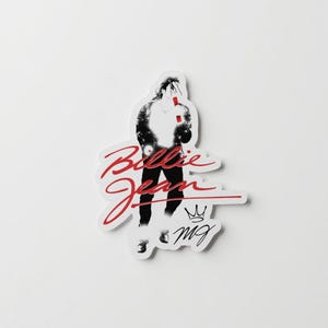 Op de afbeelding: Een sticker met een zwart-wit silhouet van een persoon die een microfoon vasthoudt. De rode tekst luidt "Billie Jean" met een kroon en "MJ" eronder. De sticker heeft een witte rand.