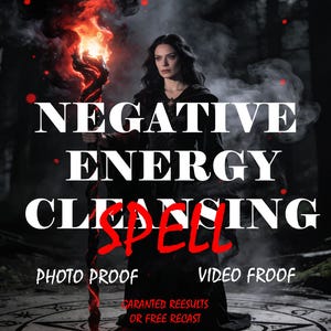 Può includere: Immagine con il testo "NEGATIVE ENERGY CLEANSING SPELL". Una donna in un mantello nero tiene in mano un bastone con la parte superiore infuocata. L'immagine include le frasi "PHOTO PROOF", "VIDEO PROOF" e "RISULTATI GARANTITI O RECAST GRATUITO".