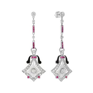 Orecchini pendenti a traforo in stile Art Déco con rubini, diamanti e smalto nero, realizzati in oro bianco 14K-18K e platino 950.