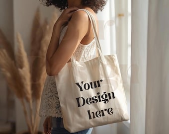 Maqueta de bolso de lona en blanco, bolso minimalista con modelo, maqueta de interior bohemio con luz natural para impresión bajo demanda.
