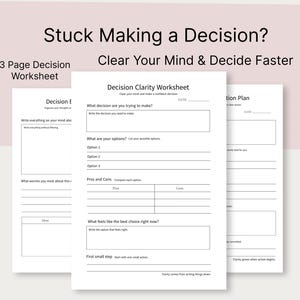 Può includere: Tre pagine di fogli di lavoro per la presa di decisioni con il testo "Stuck Making a Decision? Clear Your Mind & Decide Faster." I fogli di lavoro includono sezioni per chiarire le decisioni, elencare le opzioni e confrontare pro e contro.