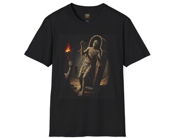 Camiseta "La Momia en Ascenso" / Ilustración de terror, tumba y antorcha del Antiguo Egipto
