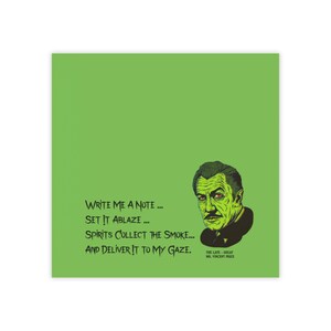 Puede incluir: Un cuadrado verde con un gráfico de Vincent Price y texto. El texto dice: "ESCRIBEME UNA NOTA... PONLO EN LLAMAS... LOS ESPÍRITUS RECOGEN EL HUMO... Y LO ENTREGAN A MI MIRADA." El gráfico también incluye "THE LATE-GREAT MR. VINCENT PRICE."