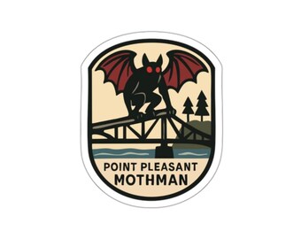 Puede incluir: Una pegatina con una criatura Mothman negra con ojos y alas rojas, posada en un puente. El diseño incluye un fondo beige, un río y árboles, con el texto "POINT PLEASANT MOTHMAN" en negro, en arco.
