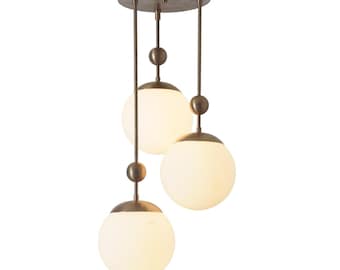 Lampadario in ottone stile Mid-Century Modern, lampada a sospensione con triplo globo in vetro.