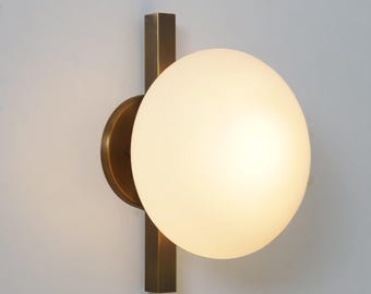Applique murale globe en laiton, lumière de vanité moderne du milieu du siècle, décoration d'intérieur minimaliste