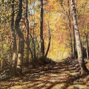 Puede incluir: Una pintura de un sendero forestal en otoño. Los árboles están mayormente desnudos, pero algunos tienen hojas en tonos de amarillo, naranja y rojo. El sendero está bordeado de hojas caídas y se adentra en la distancia.