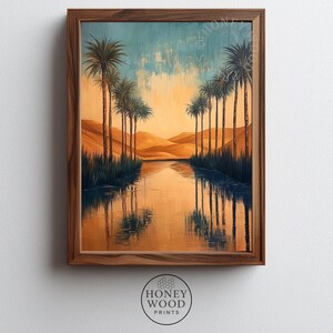 Puede incluir: Pintura de paisaje enmarcada que representa una serena escena desértica. Las palmeras bordean una masa de agua reflectante, con dunas de arena en el fondo. El cielo pasa de azul a naranja y el marco es marrón cálido.