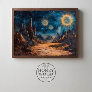 Könnte beinhalten: Gerahmter Kunstdruck, der eine Himmelslandschaft mit einem Weg zu leuchtenden Kugeln und hoch aufragenden Felsformationen zeigt. Das Kunstwerk verwendet Blau-, Orange- und Brauntöne mit einem Sternenhimmel. Der Rahmen ist aus dunklem Holz. Der Druck stammt von Honey Wood Prints.
