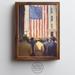 Puede incluir: Una impresión enmarcada de una pintura vintage que representa a una multitud de personas con trajes y sombreros mirando una gran bandera estadounidense. La bandera es roja, blanca y azul, y cuelga de un edificio. La impresión es de Honey Wood Prints.