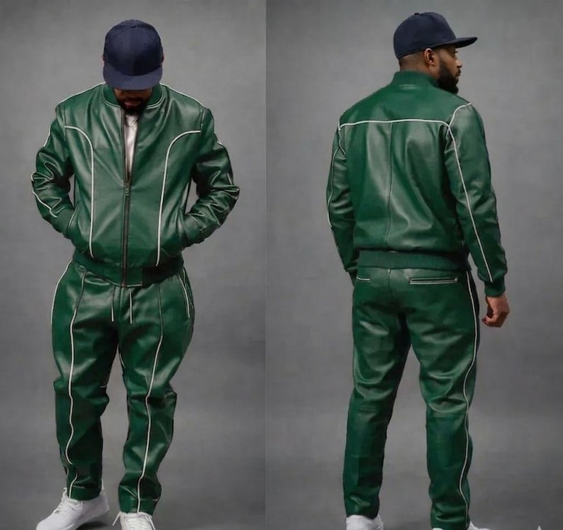 Puede incluir: Ch&aacute;ndal de cuero verde de dos piezas con ribetes blancos. La chaqueta es de estilo bomber con cierre de cremallera. Los pantalones tienen cintura con cord&oacute;n. La persona lleva una gorra de b&eacute;isbol azul marino y zapatillas blancas.