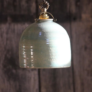 Keramik Pendelleuchte kuppelförmige grüne Lampe handgedreht mit Vintage Messinghalterung